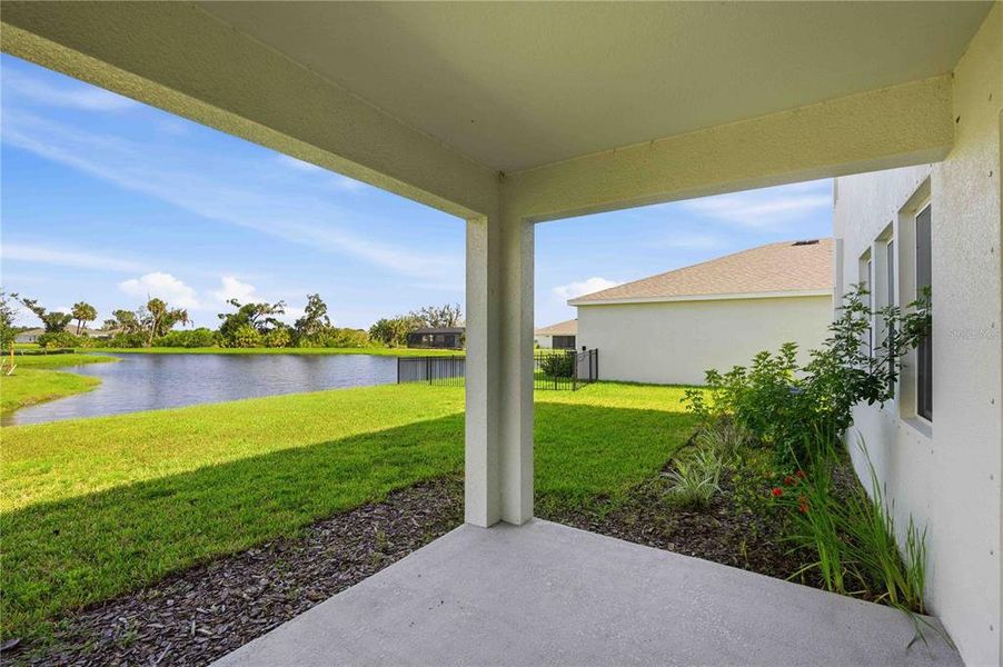 Exterior details and patio area of a home in Coddington, Bradenton (Image 3).