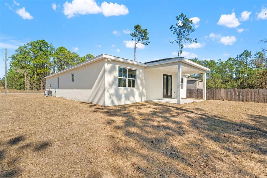 Exterior details and patio area of a home in , Dunnellon (Image 29).