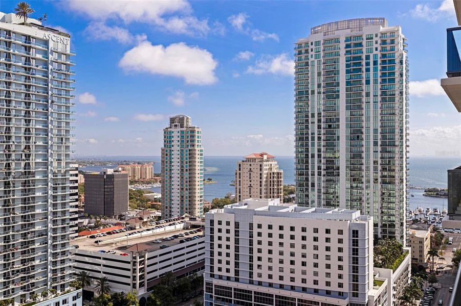 Condo located in St. Petersburg, FL showcasing its design and architecture (Image 53).