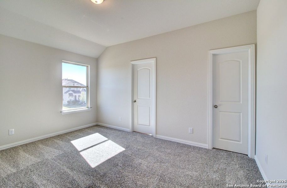 Spacious, unfurnished interior of a new home in Sunflower Ridge, New Braunfels (Image 13).