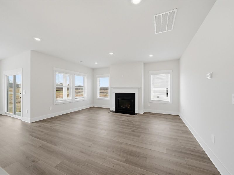 Spacious, unfurnished interior of a new home in Ashby Woods, Boiling Springs (Image 9).
