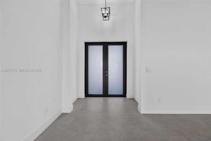 Spacious, unfurnished interior of a new home in , Cape Coral (Image 20).