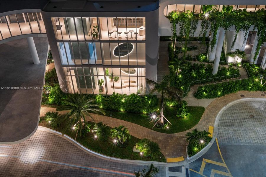 Condo located in Miami, FL showcasing its design and architecture (Image 10).