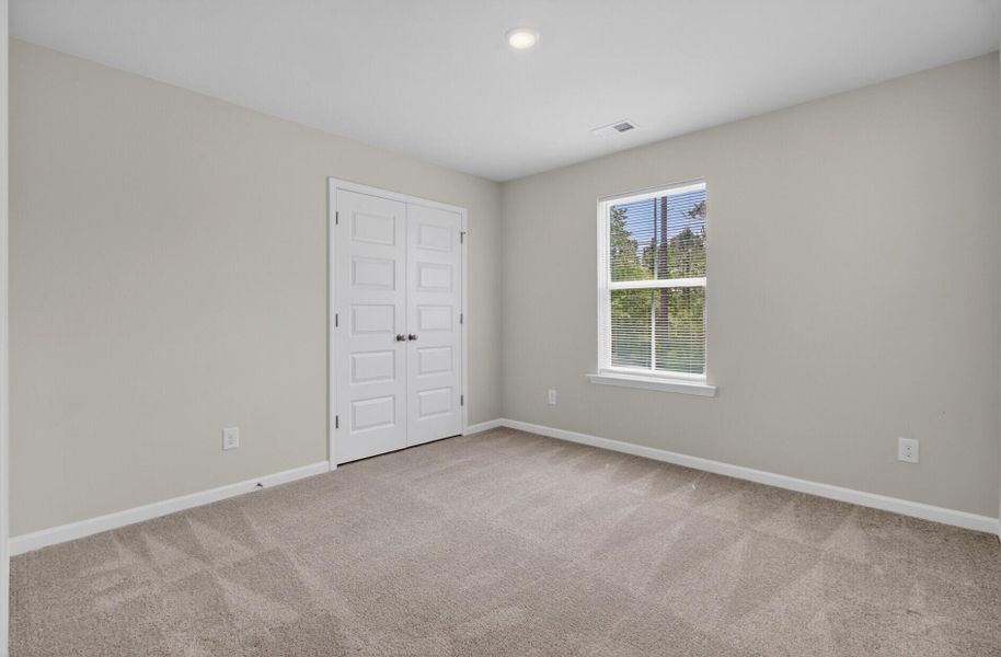 Spacious, unfurnished interior of a new home in Lindera Preserve at Cane Bay Plantation, Summerville (Image 30).