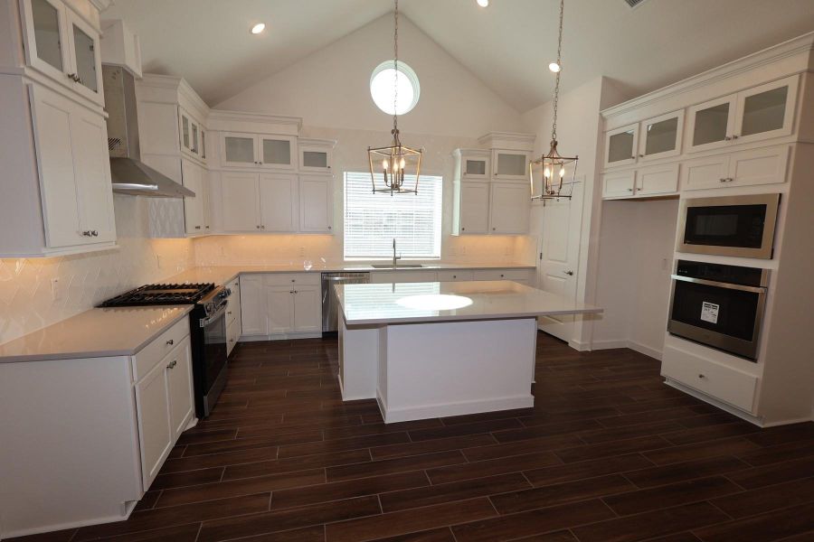 Plenty of counterspace in kitchen Plenty of counterspace in kitchen