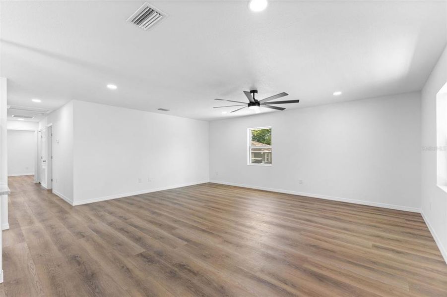 Spacious, unfurnished interior of a new home in , Bradenton (Image 20).