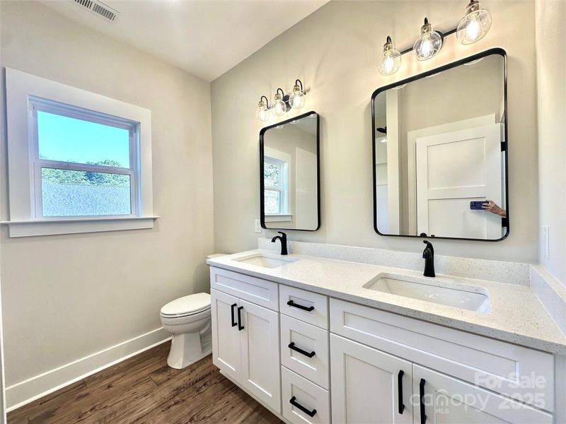 Hall Bath w/Dual Vanity and Linen Closet