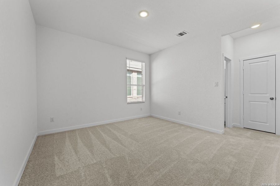 Spacious, unfurnished interior of a new home in Voss Farms, New Braunfels (Image 28).