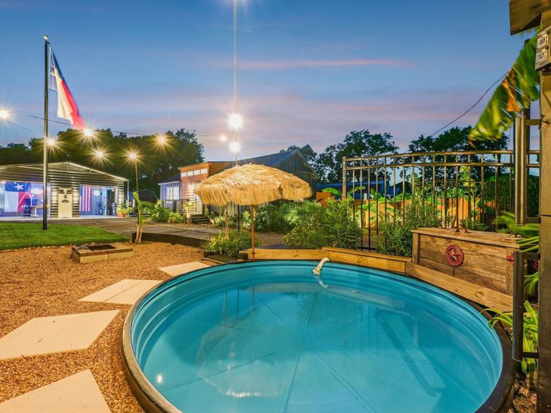 Community amenities in , Bacliff (Image 21).