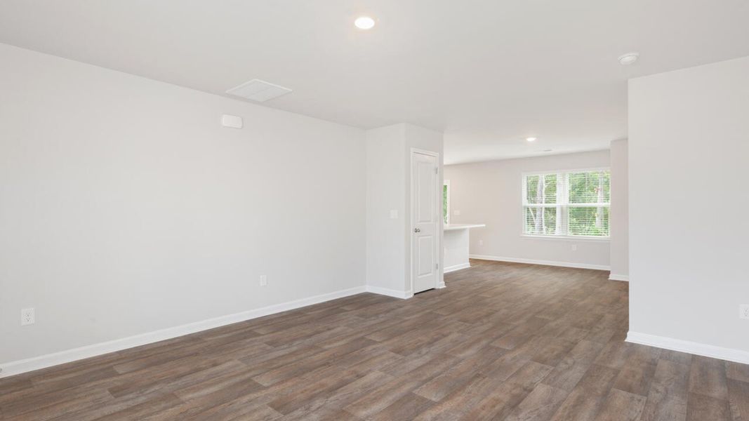 Spacious, unfurnished interior of a new home in Eagle Creek, Bolivia (Image 10).
