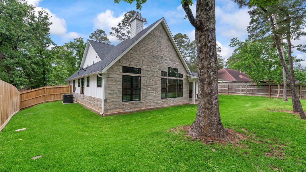 Exterior details and patio area of a home in Elkins Lake, Huntsville (Image 4).
