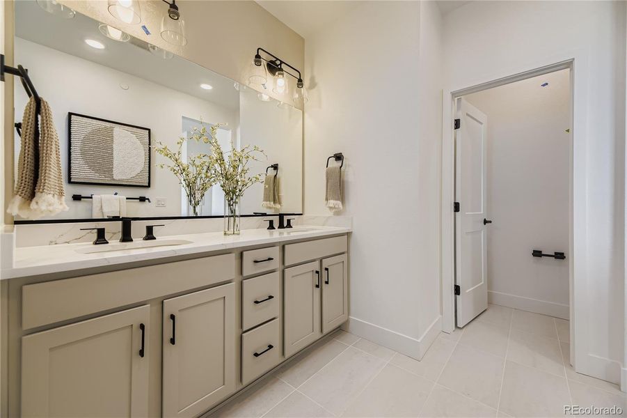 Double vanity quartz