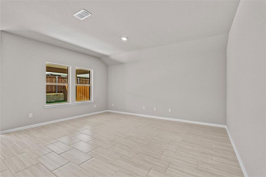 Spacious, unfurnished interior of a new home in Meadowbrook Estates, Cleburne (Image 21).
