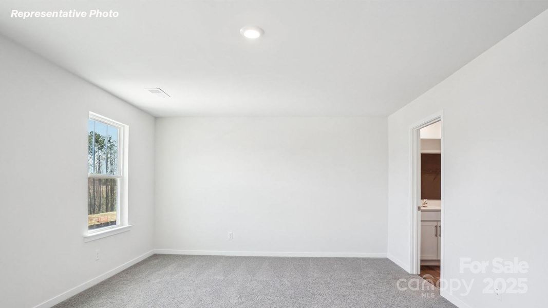 Spacious, unfurnished interior of a new home in Reedy Creek Preserve, Charlotte (Image 9).
