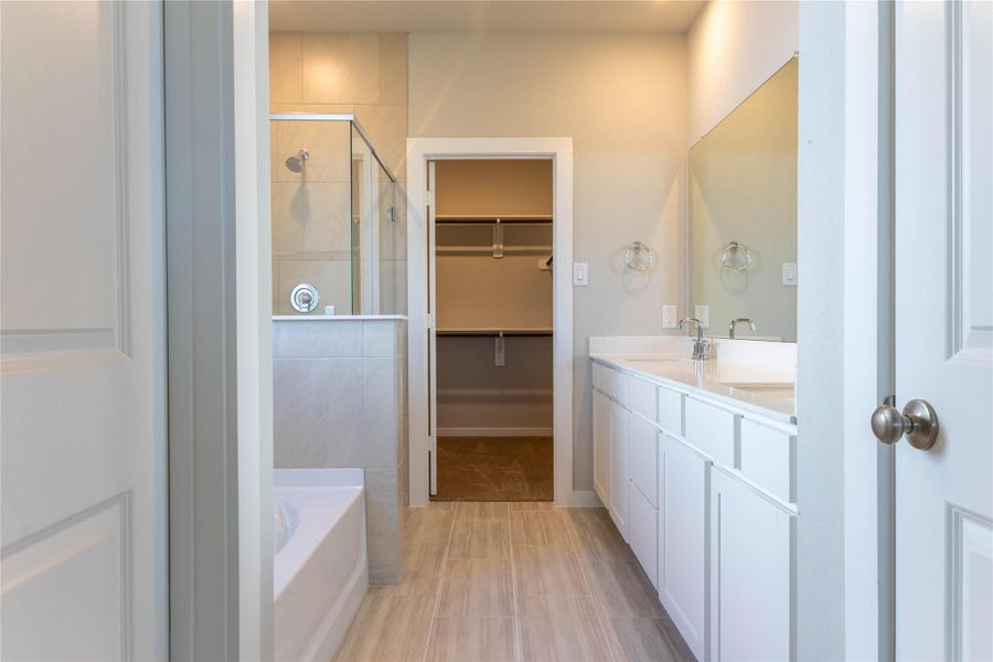Furnished interior view inside a new home in La Segarra 40', Brookshire (Image 9).