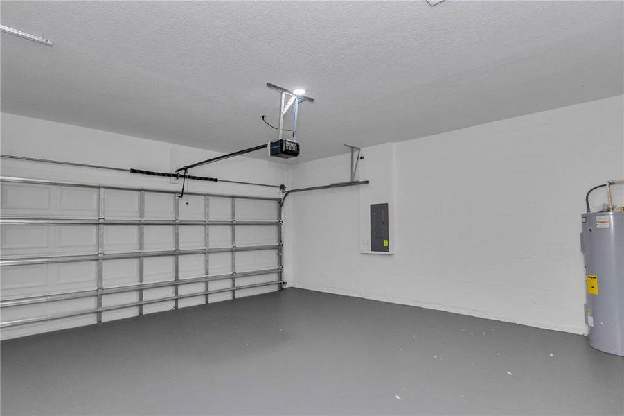 Spacious, unfurnished interior of a new home in , Citrus Springs (Image 21).
