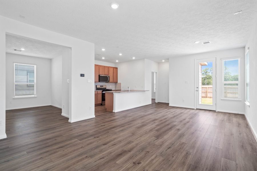 Spacious, unfurnished interior of a new home in Mustang Ridge, Magnolia (Image 11).