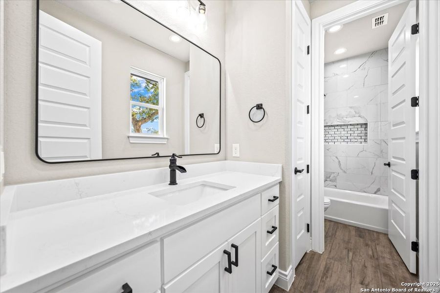 Furnished interior view inside a new home in , La Vernia (Image 6).