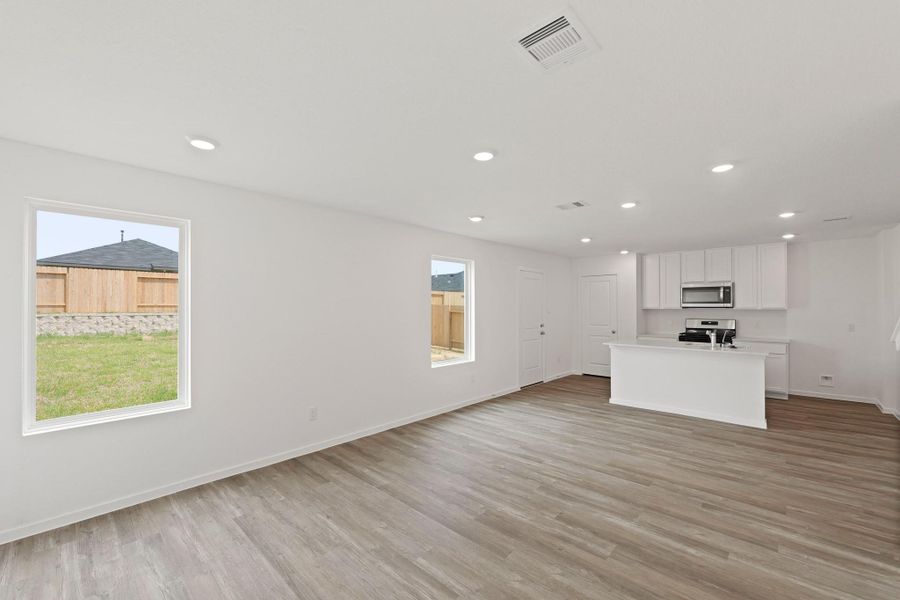 Spacious, unfurnished interior of a new home in Lexington Heights, Willis (Image 11).