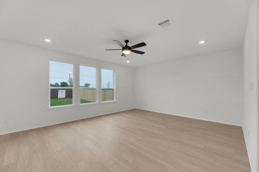 Spacious, unfurnished interior of a new home in Overlook Ranch, Georgetown (Image 25).
