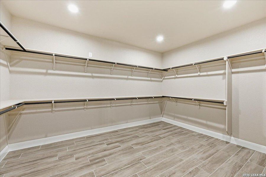 Spacious, unfurnished interior of a new home in , La Vernia (Image 67).