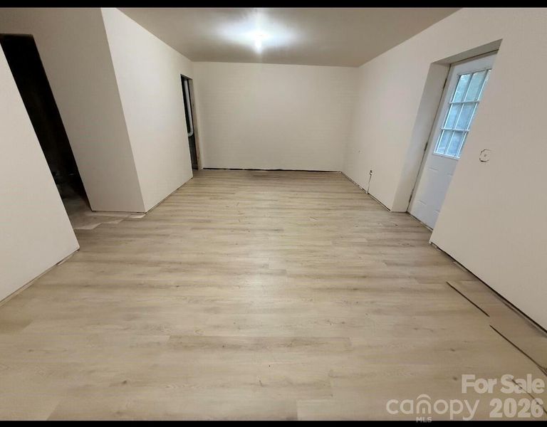 Spacious, unfurnished interior of a new home in , Beech Mountain (Image 17).