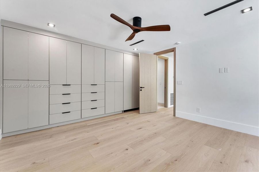 Spacious, unfurnished interior of a new home in , Hollywood (Image 25).