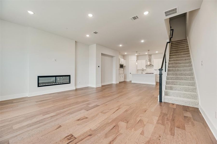 Spacious, unfurnished interior of a new home in Collin Creek, Plano (Image 10).