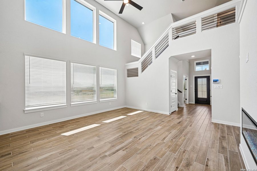 Spacious, unfurnished interior of a new home in Meyer Ranch 45's, New Braunfels (Image 12).