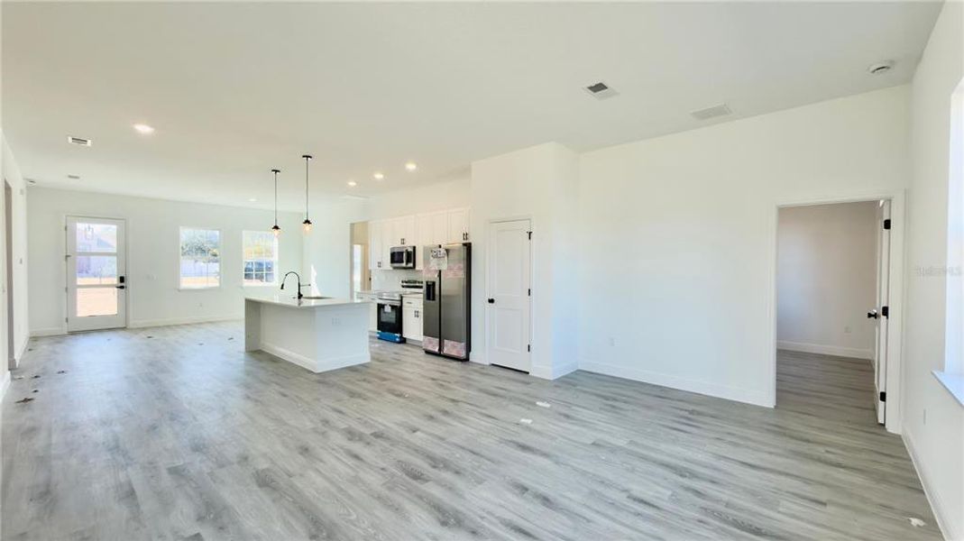 Spacious, unfurnished interior of a new home in , Ocala (Image 14).