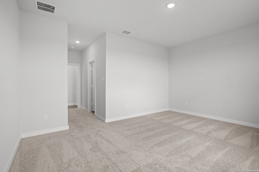 Spacious, unfurnished interior of a new home in Mesa Vista, San Antonio (Image 19).