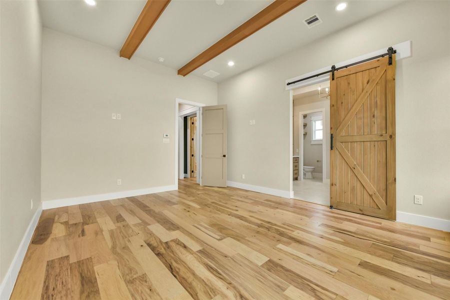 Spacious, unfurnished interior of a new home in , Angleton (Image 24).