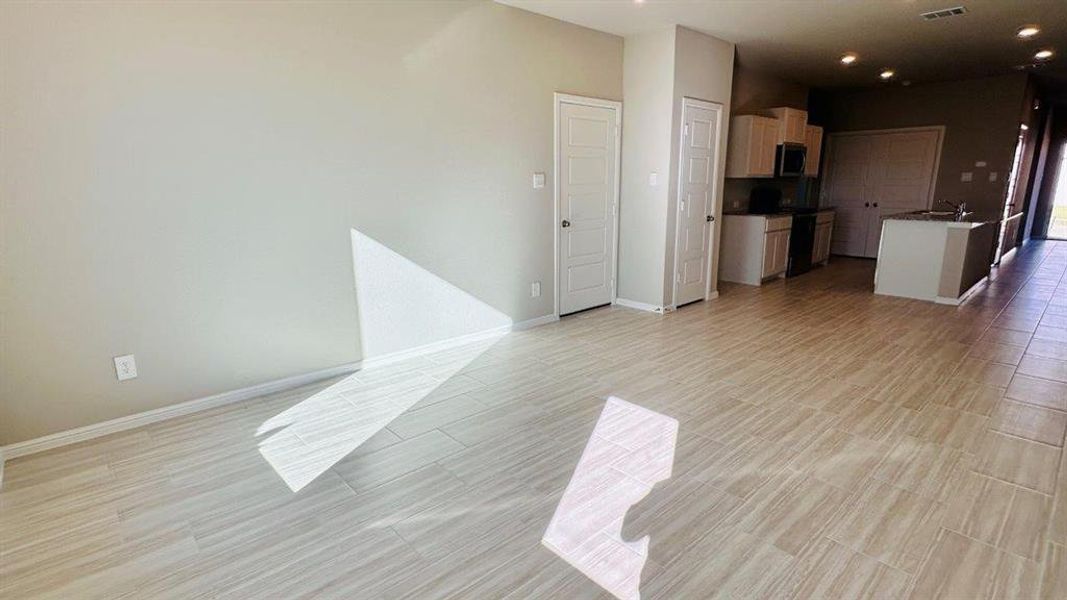 Spacious, unfurnished interior of a new home in Orchard Village, Fort Worth (Image 8).