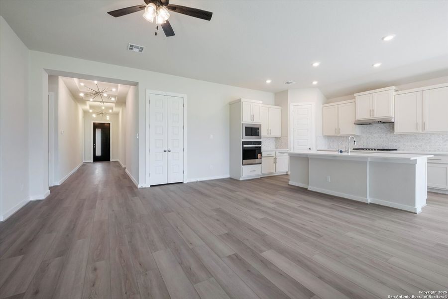Spacious, unfurnished interior of a new home in Meyer Ranch, New Braunfels (Image 21). Spacious, unfurnished interior of a new home in Meyer Ranch, New Braunfels (Image 21).