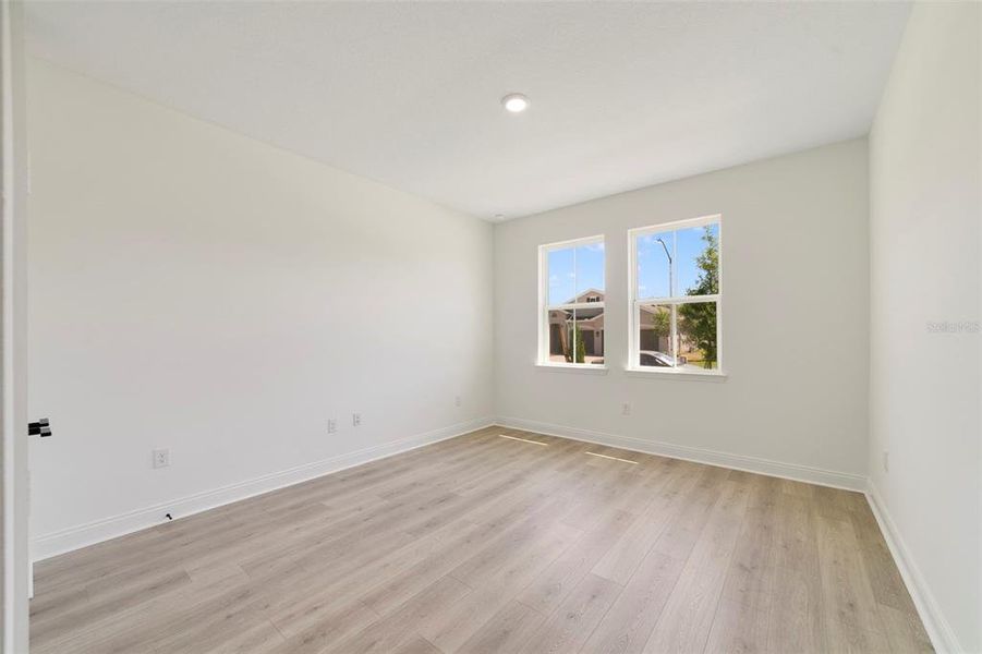Spacious, unfurnished interior of a new home in Estates at Lake Jesup, Sanford (Image 19).