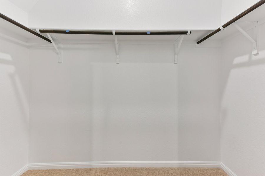 Spacious, unfurnished interior of a new home in Porter Country, Buda (Image 37).