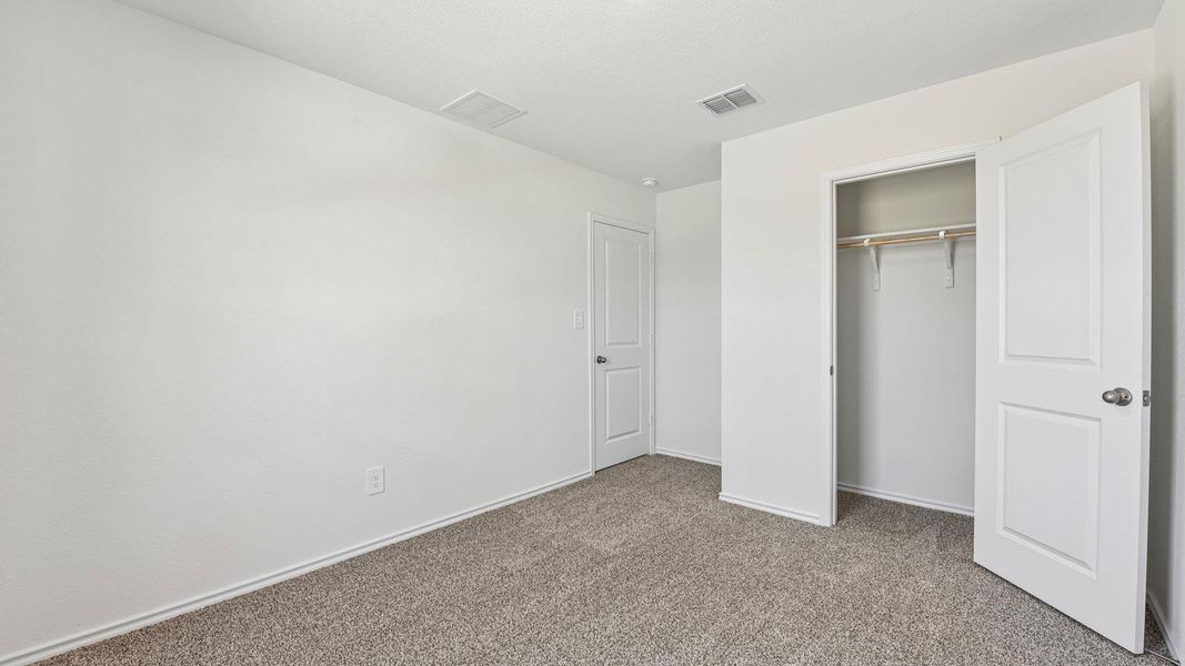 Spacious, unfurnished interior of a new home in Valverde, Bastrop (Image 12).