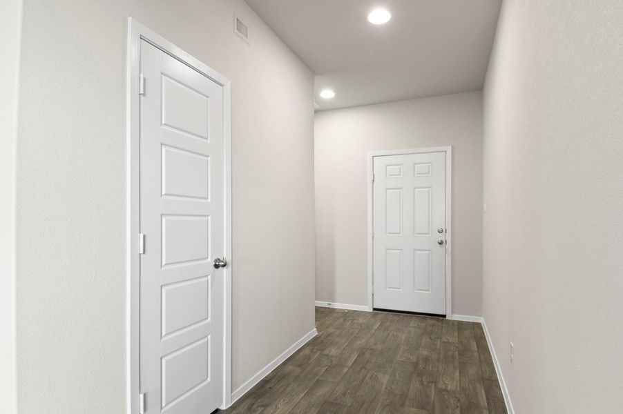 Spacious, unfurnished interior of a new home in Casetta Ranch, Kyle (Image 13).