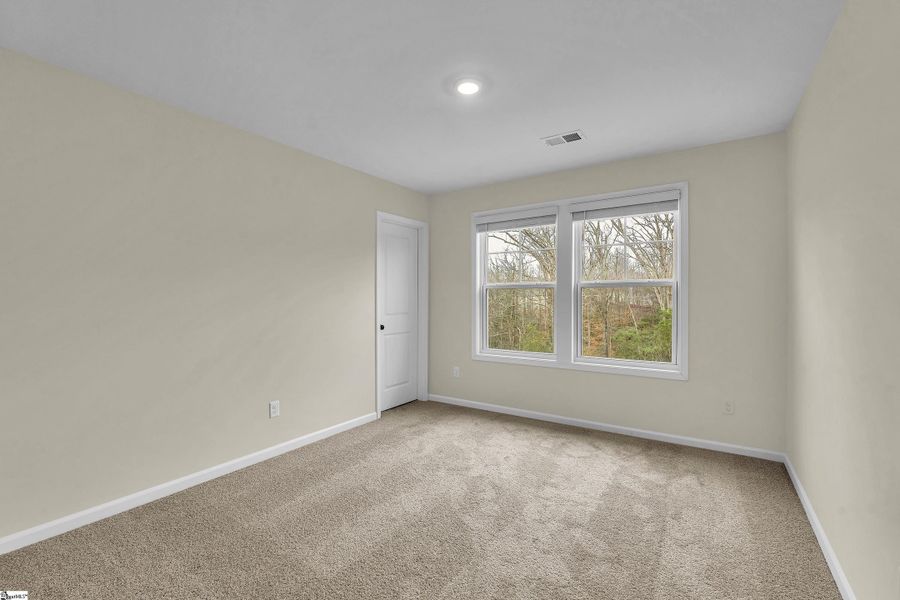Spacious, unfurnished interior of a new home in Sedona, Greenville (Image 24).