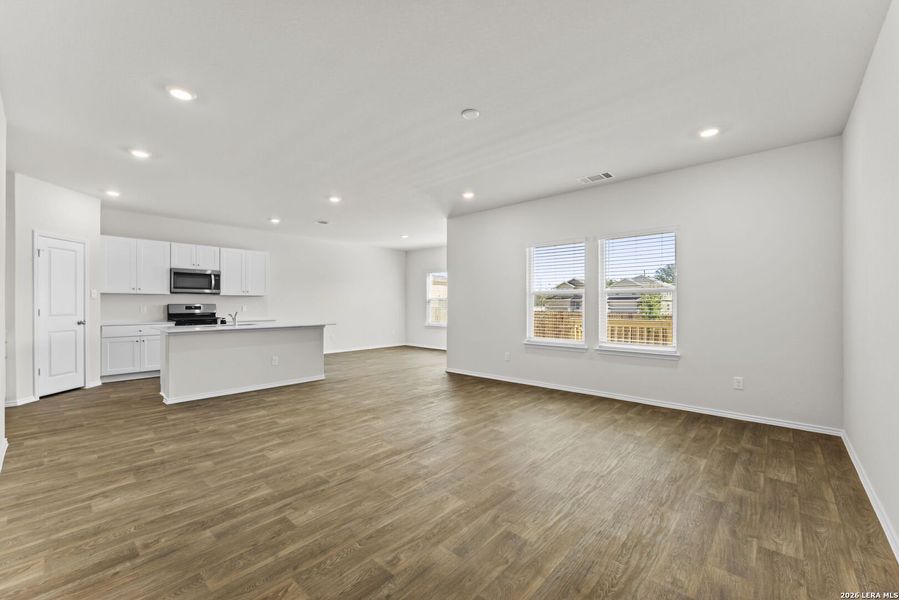 Spacious, unfurnished interior of a new home in Hunters Ranch, San Antonio (Image 11).