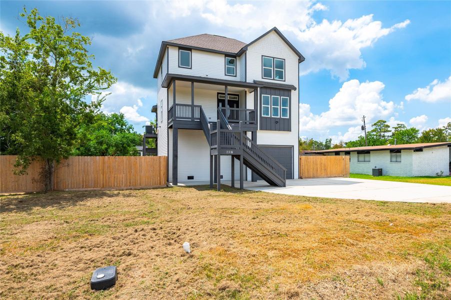 Exterior details and patio area of a home in , Shoreacres (Image 27).