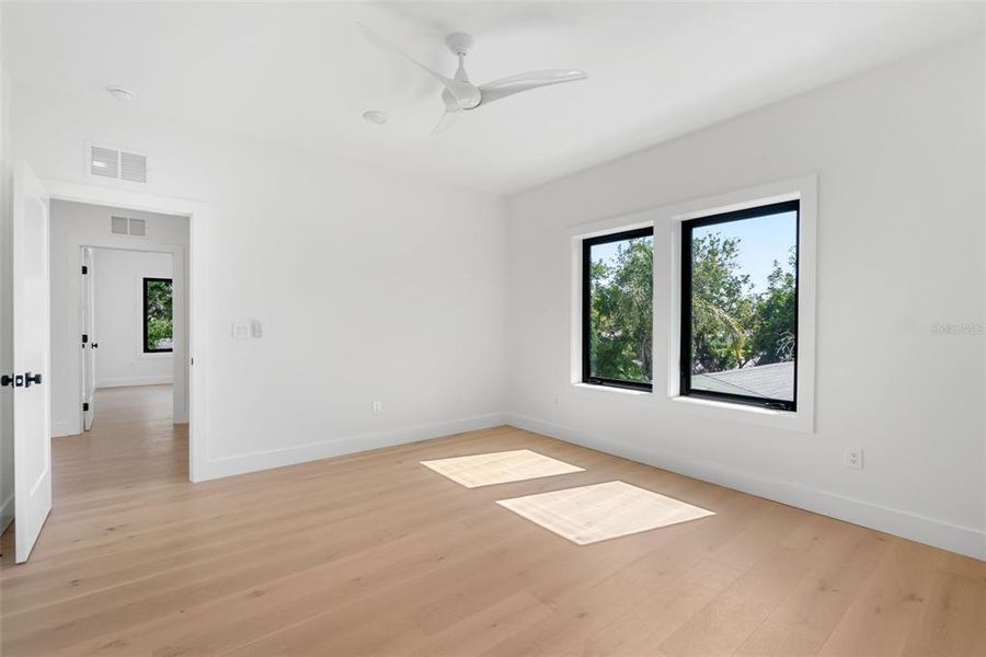 Spacious, unfurnished interior of a new home in , Sarasota (Image 20).