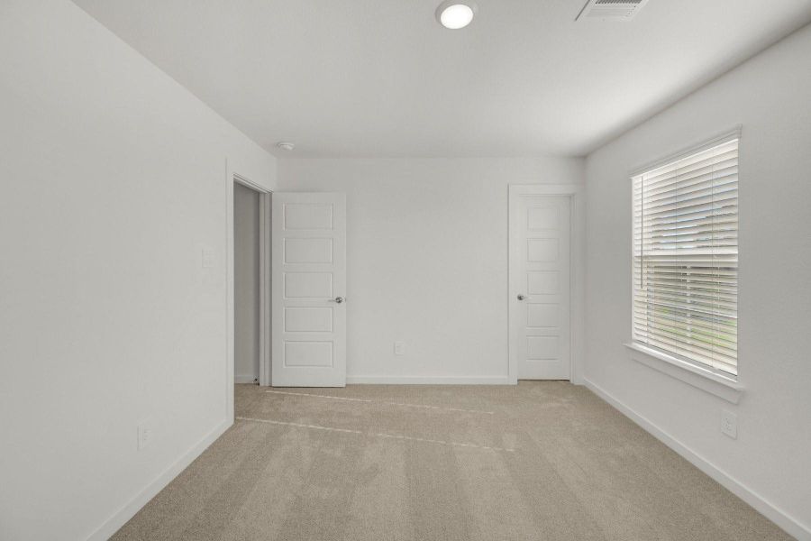 Spacious, unfurnished interior of a new home in Lone Star Landing, Montgomery (Image 15).