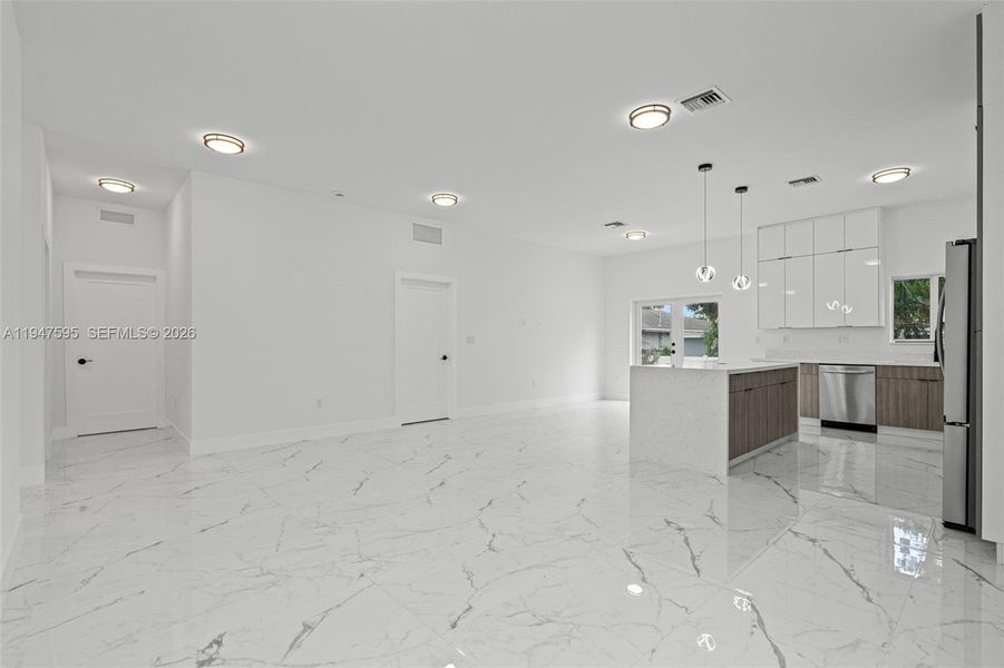 Spacious, unfurnished interior of a new home in , Fort Lauderdale (Image 24).