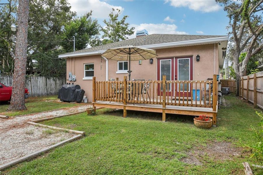 Exterior details and patio area of a home in , St. Petersburg (Image 19).