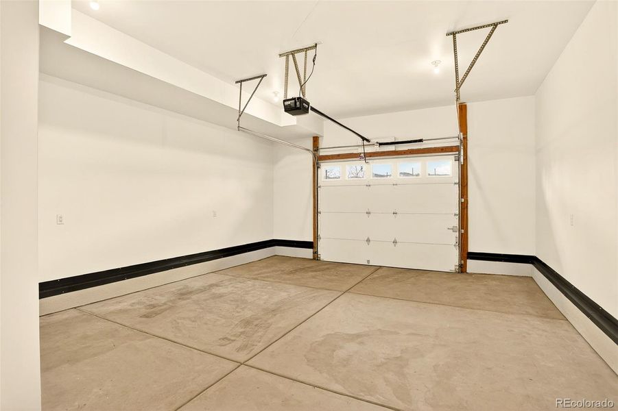 Spacious, unfurnished interior of a new home in , Golden (Image 22).