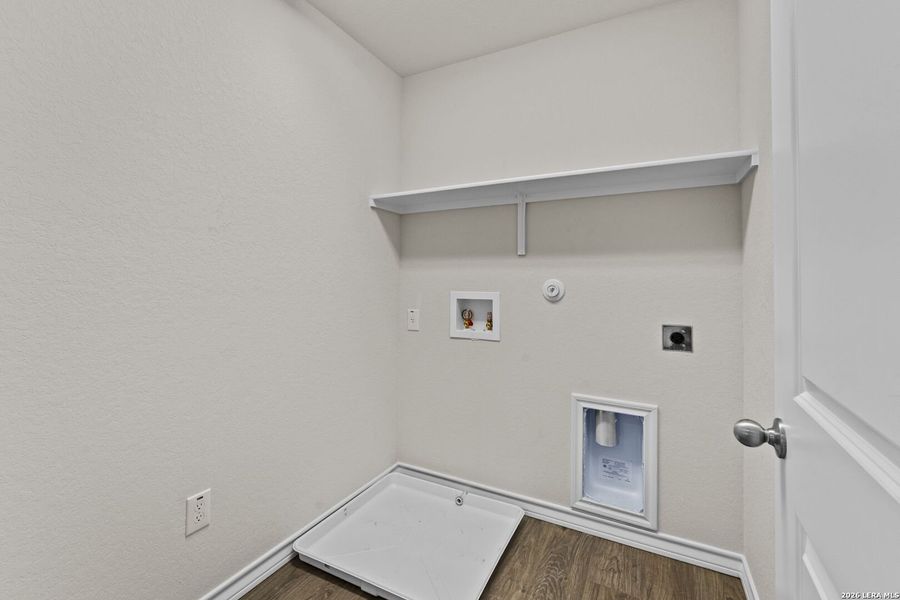 Spacious, unfurnished interior of a new home in Laurel Vistas, San Antonio (Image 25).