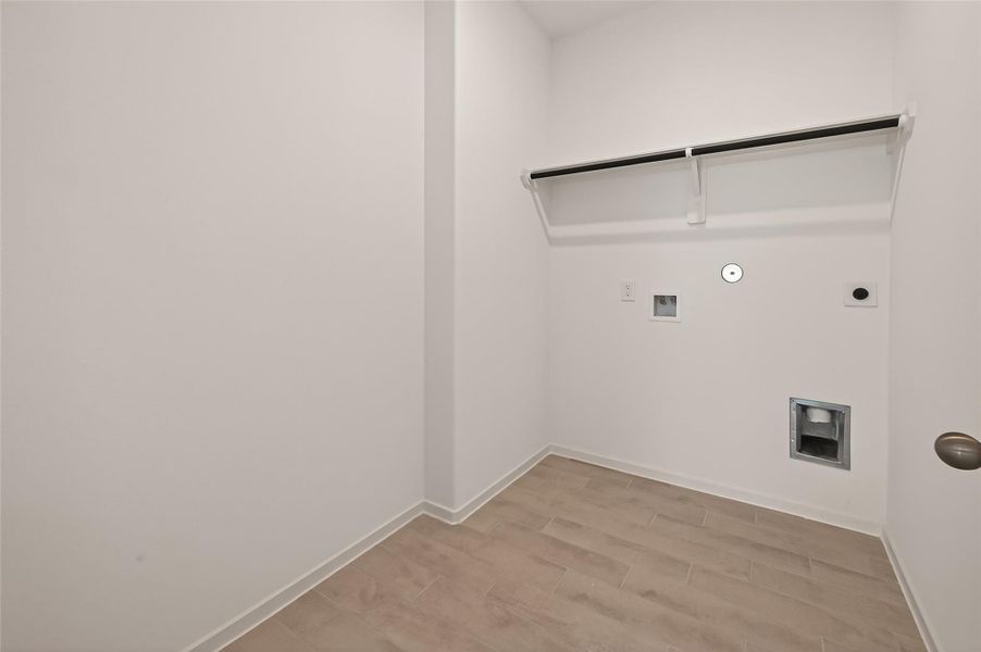 Spacious, unfurnished interior of a new home in Lago Mar, Texas City (Image 22).