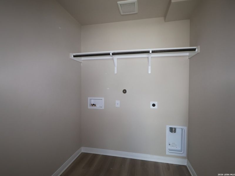 Spacious, unfurnished interior of a new home in Meadows at Clear Springs, New Braunfels (Image 23).