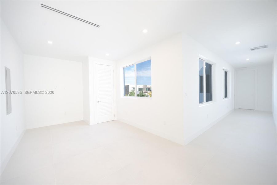 Spacious, unfurnished interior of a new home in , Doral (Image 39).